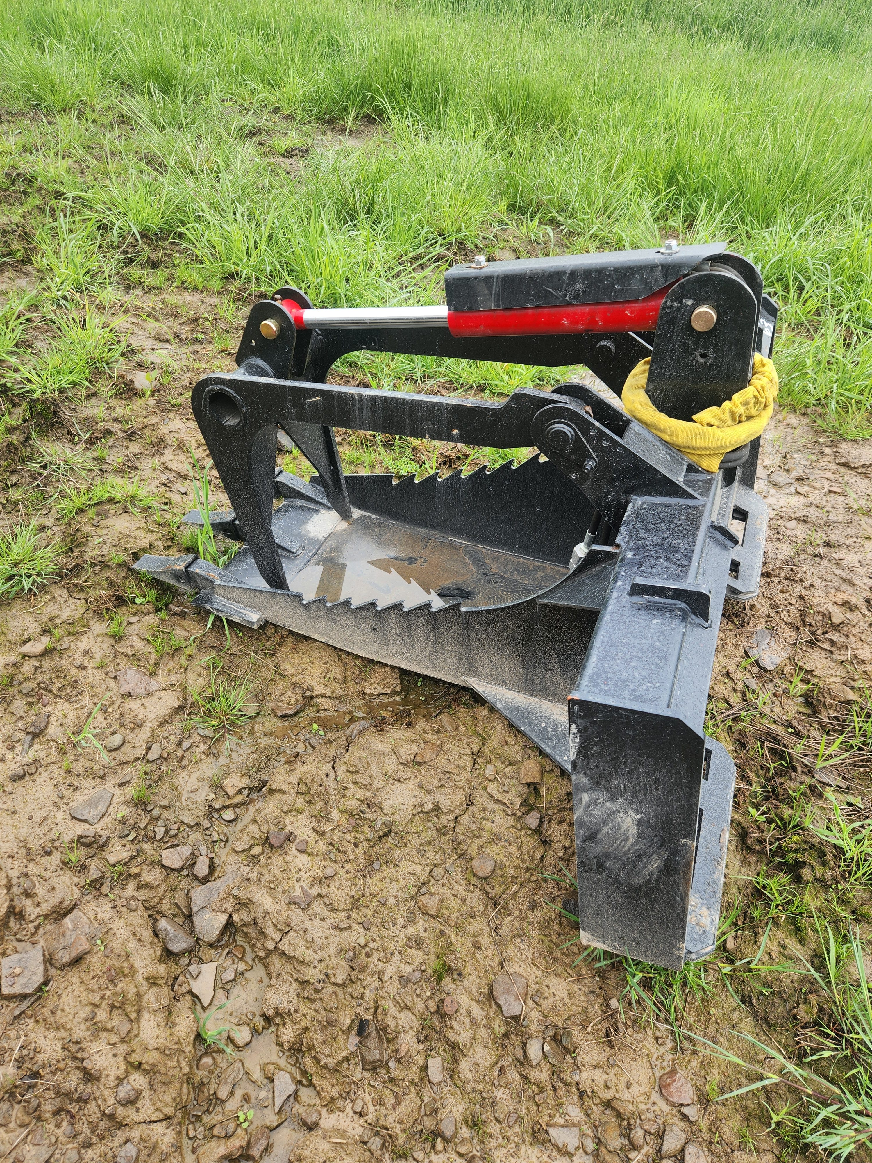 Skid Steer Stump Grapple Tooth Bucket ($1,450)
